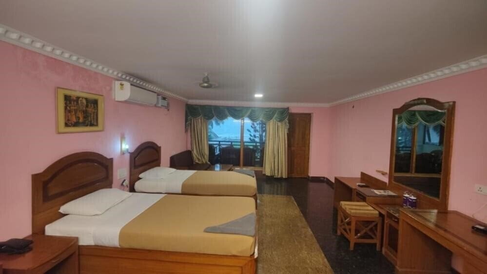 Отель Sea Breeze 3*