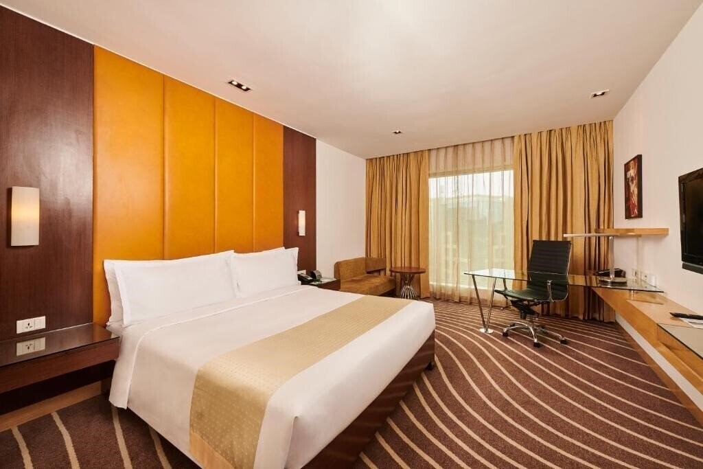 Вид Holiday Inn Mumbai International Airport 4*