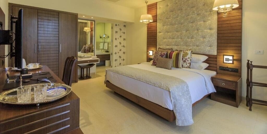 Апартаменти Acron Waterfront Resort 4*