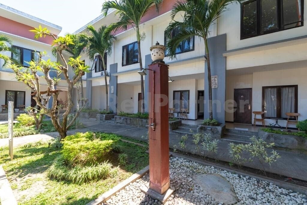 Территория Ozz Hotel Kuta Bali 2*