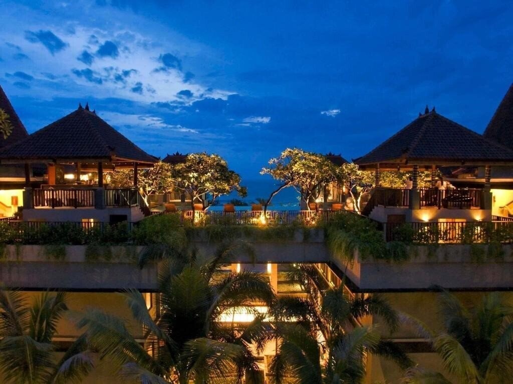 Территория Mercure Kuta Bali 4*