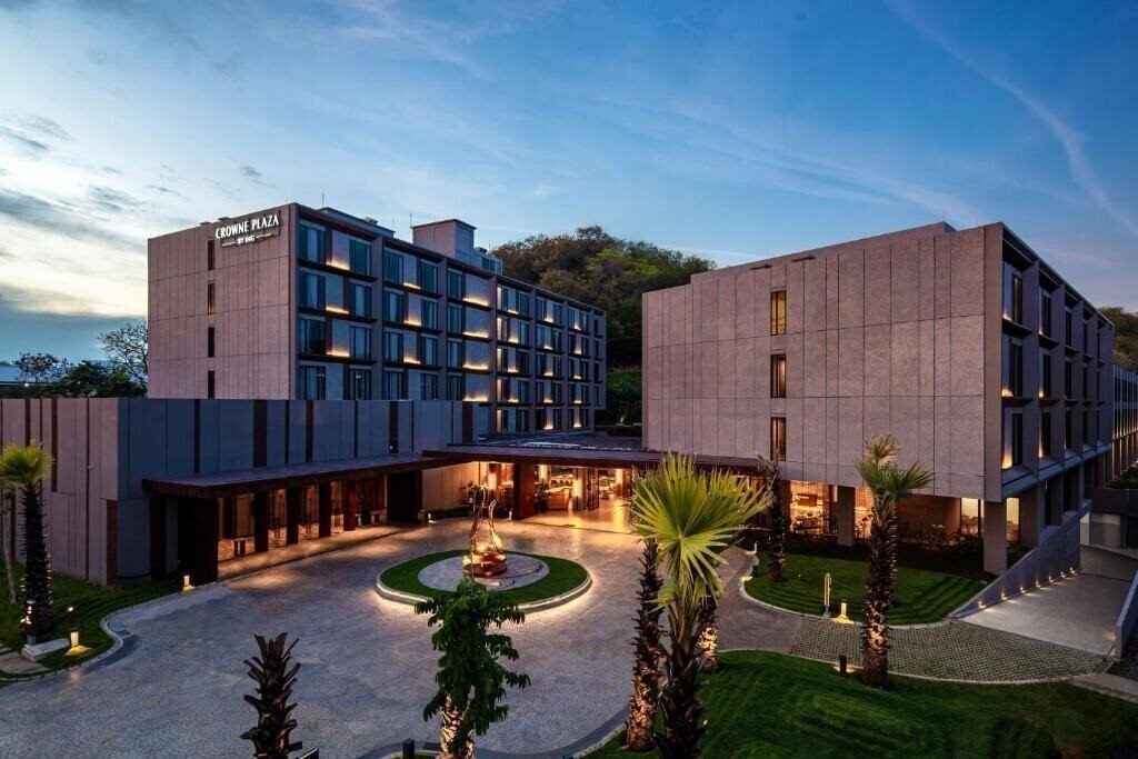 Отель Crowne Plaza Labuan Bajo by IHG 5*