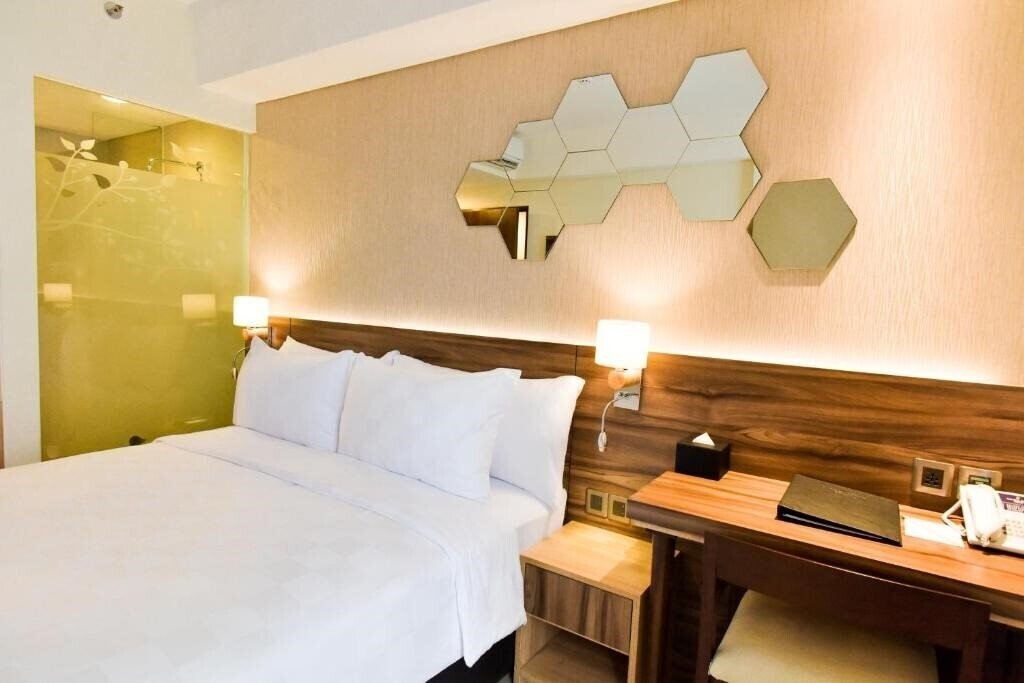 Территория Golden Tulip Essential Tangerang 3*