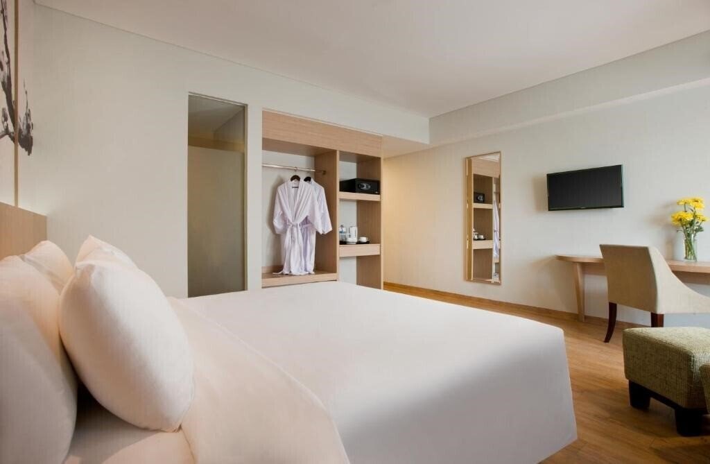 Территория Hotel Santika Mega City Bekasi 3*