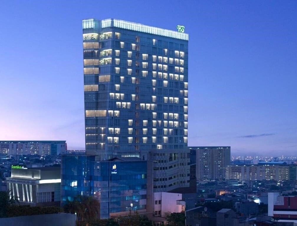 Территория Hotel Santika Premiere Hayam Wuruk 4*