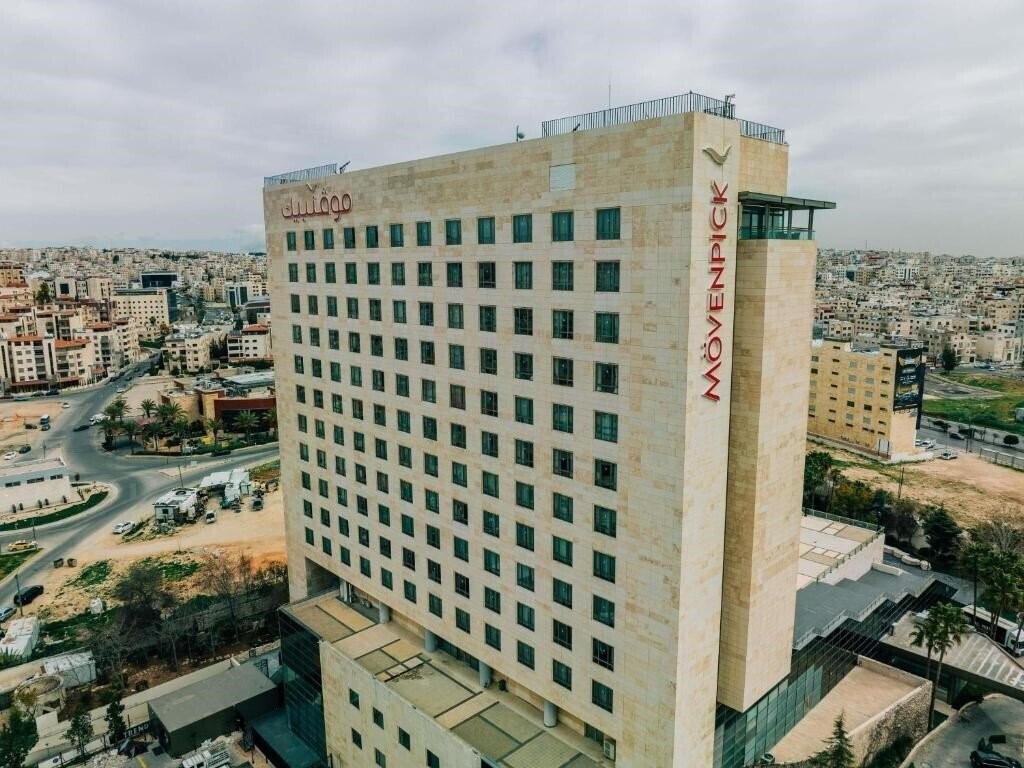Апартаменти Holiday Inn 5*