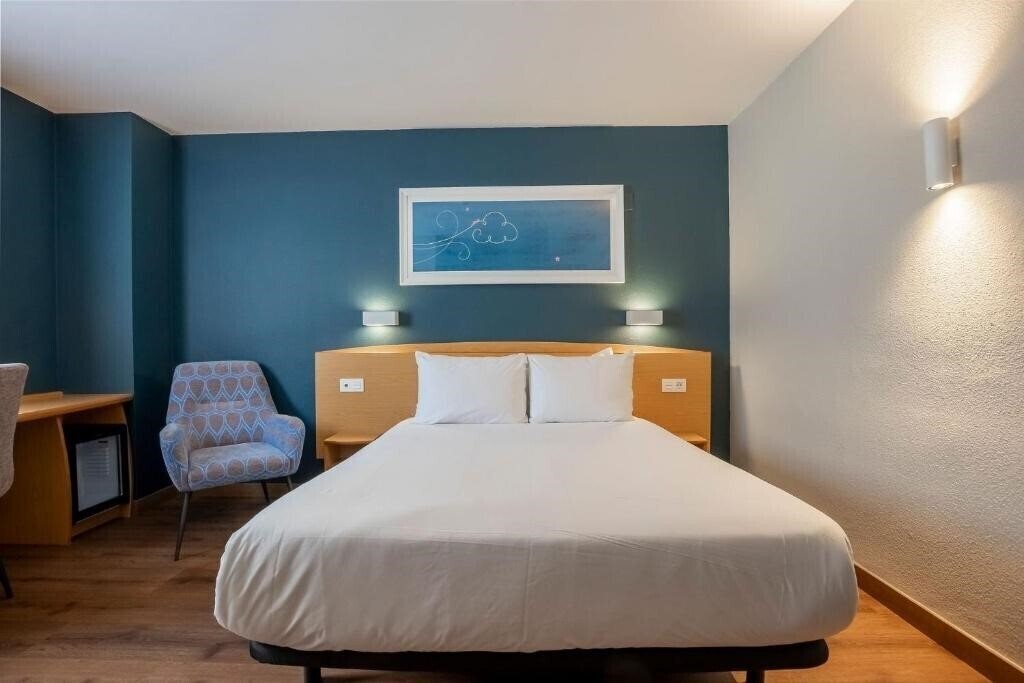 Готель Travelodge Alicante Puerto (ex. Campanile Alicante) 3*