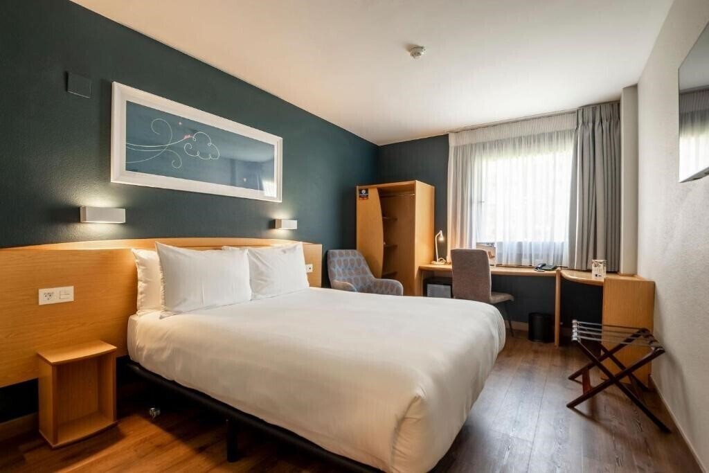 Територія Travelodge Alicante Puerto (ex. Campanile Alicante) 3*