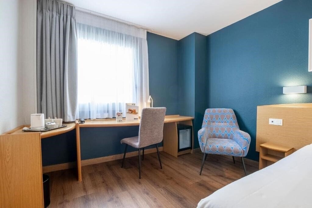 Панорама Travelodge Alicante Puerto (ex. Campanile Alicante) 3*