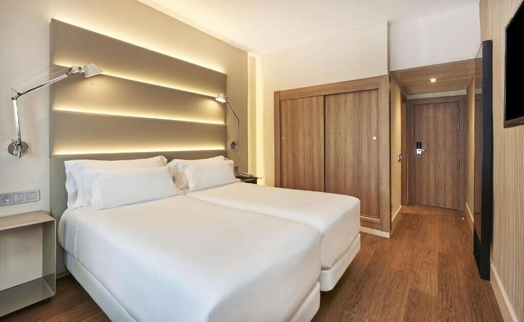 Територія NH Sants Center 3*