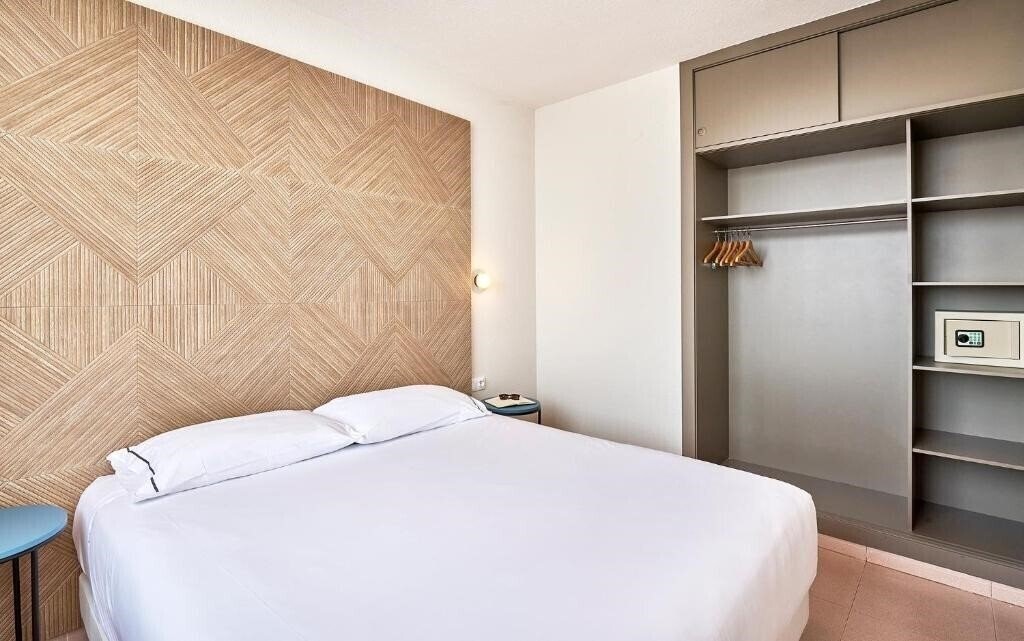 Панорама Hesperia Sant Joan Suites 3*