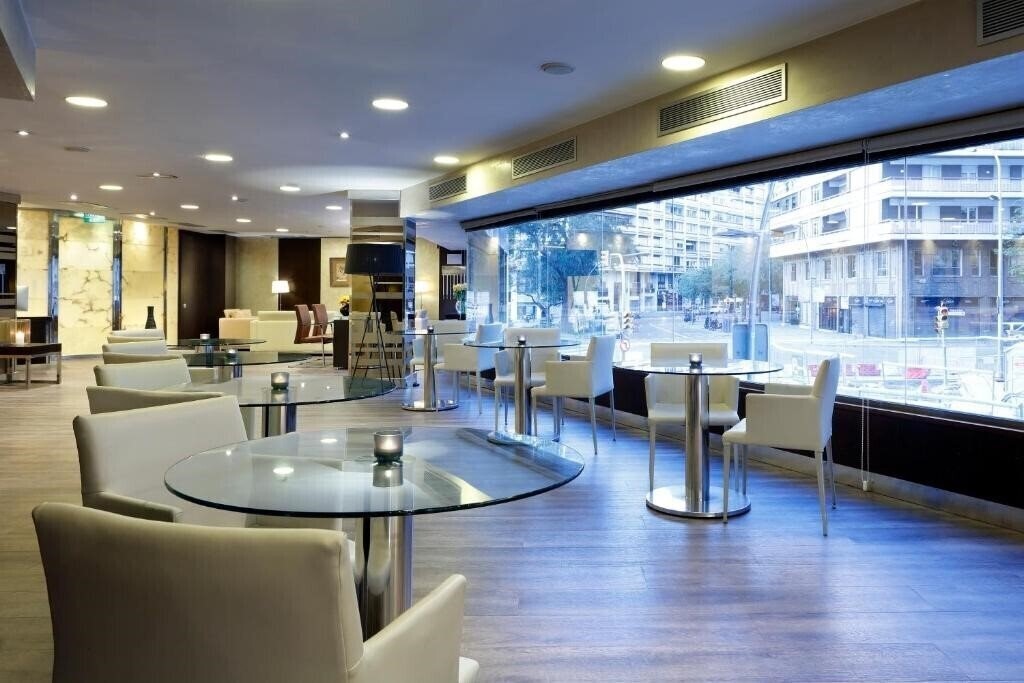 Территория Melia Barcelona Sarria 5*