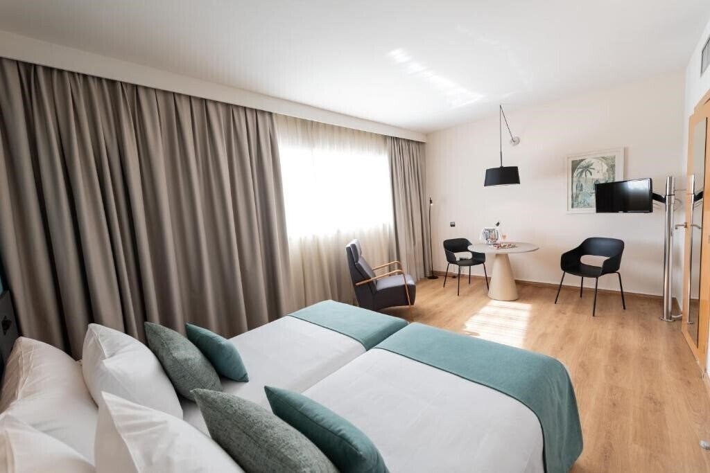 Вид Aparthotel Atenea 4*