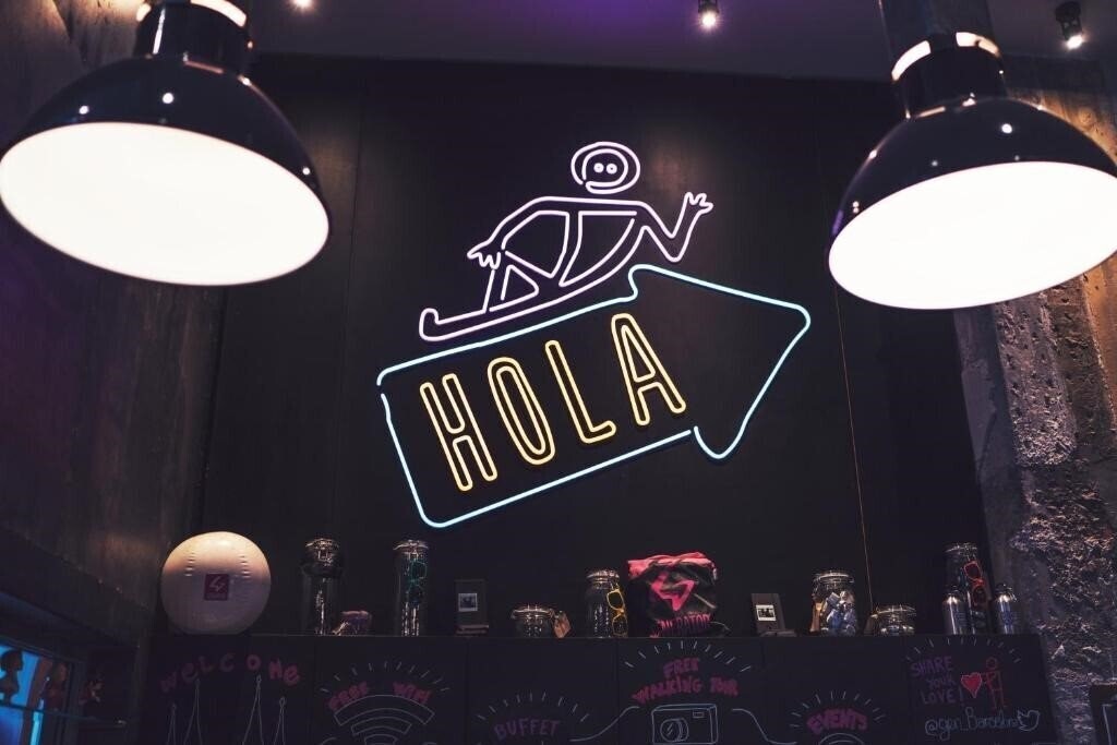 Территория Generator Hostel Barcelona хостел