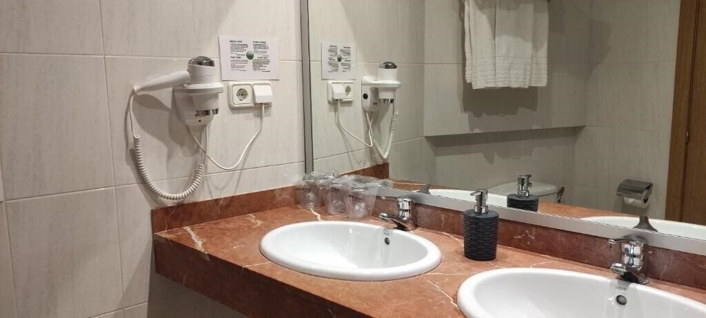 Апартаменти Travessera 2*