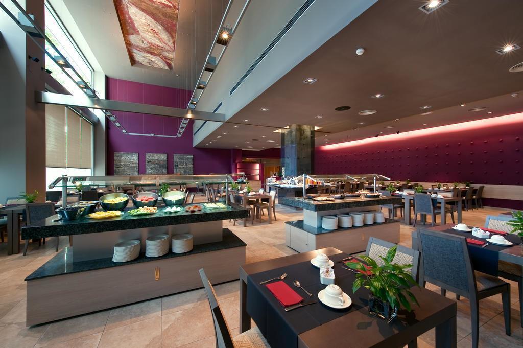 Апартаменти Crowne Plaza Barcelona - Fira Center 4*