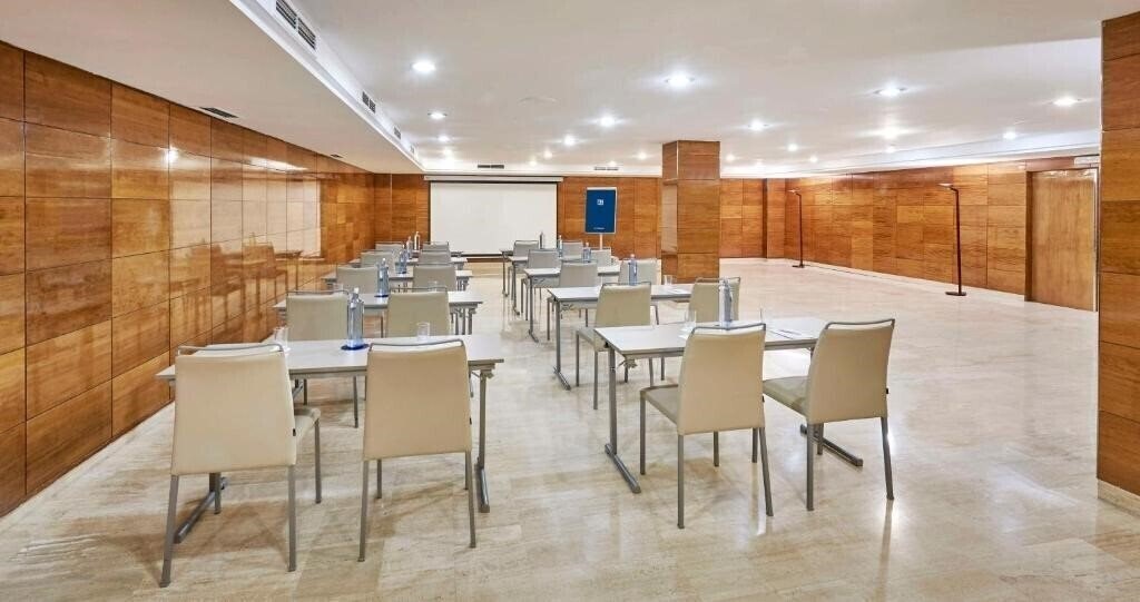 Апартаменты NH Barcelona Eixample (ex. NH Master) 3*