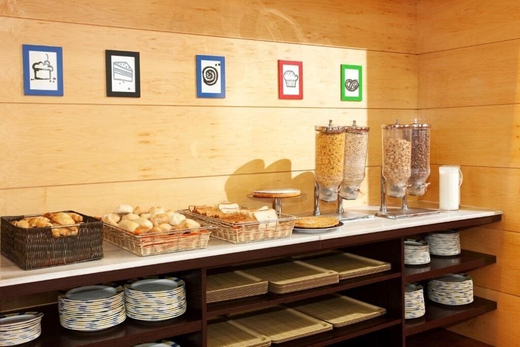 Территория Holiday Inn Express Molins De Rei 3*