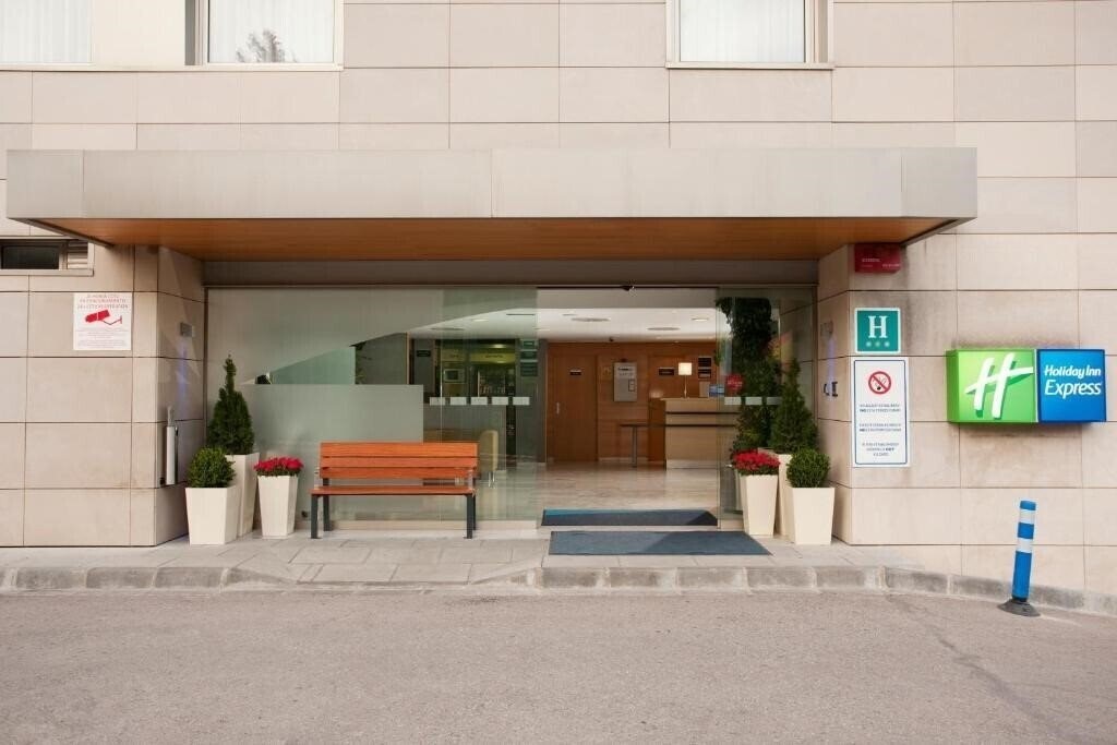Территория Holiday Inn Express Montmelo 3*