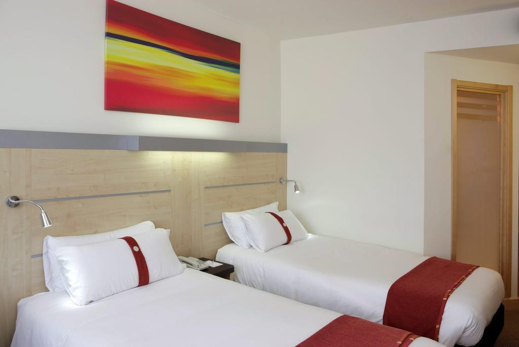 Территория Holiday Inn Express Barcelona City 22 3*