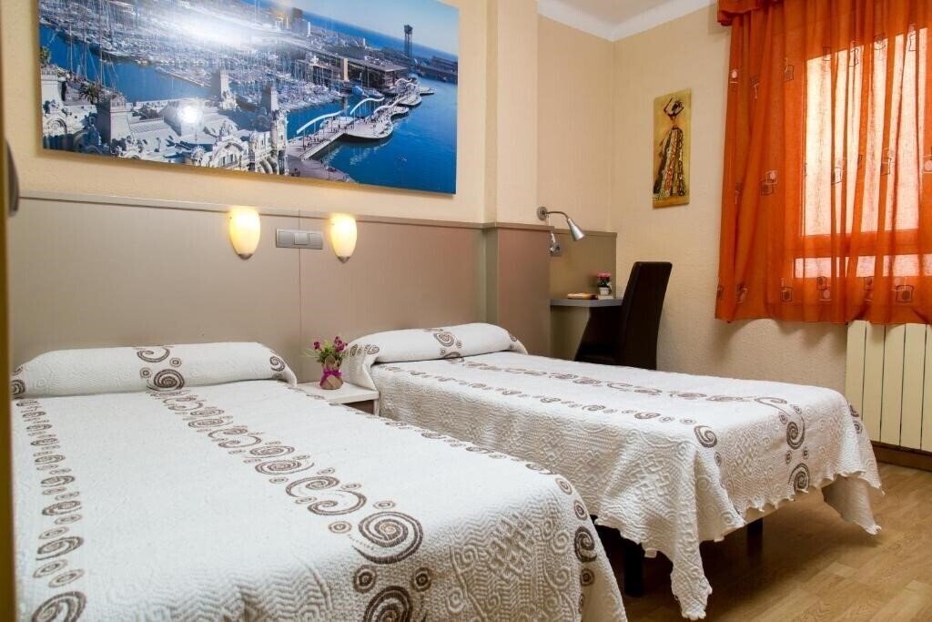 Территория Hostal Barcelona хостел
