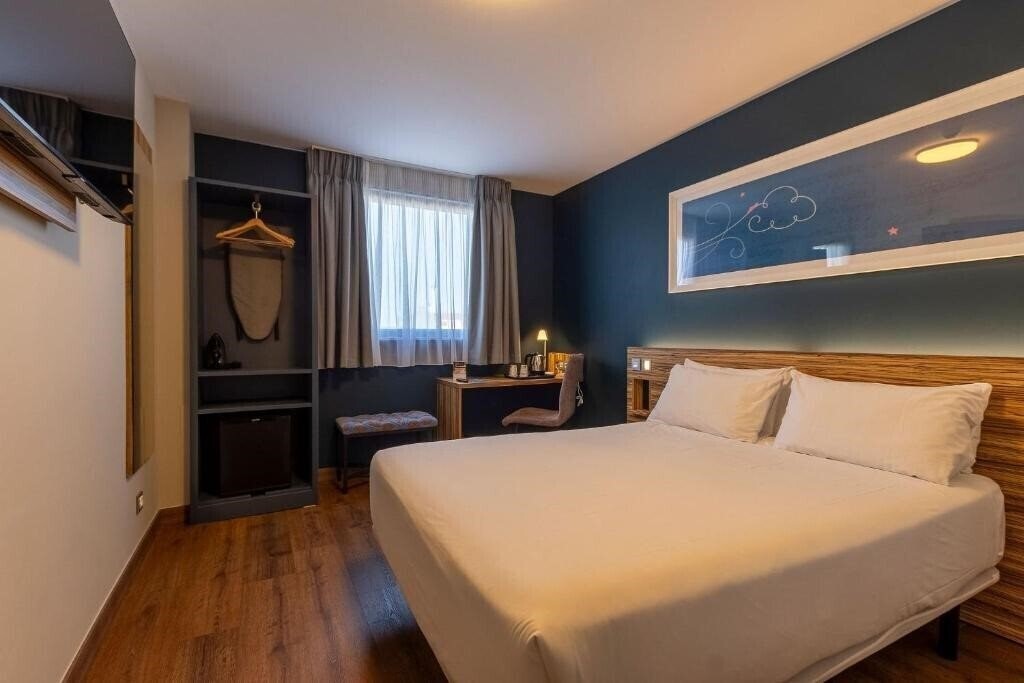 Фотография Travelodge Barcelona Poblenou 1*