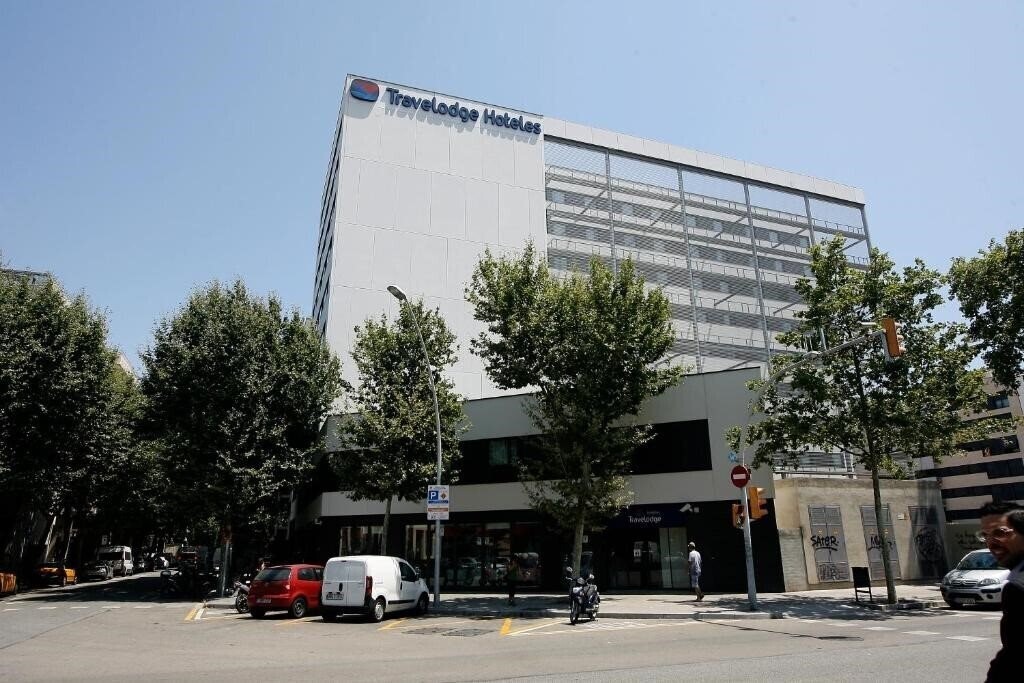 Отель Travelodge Barcelona Poblenou 1*