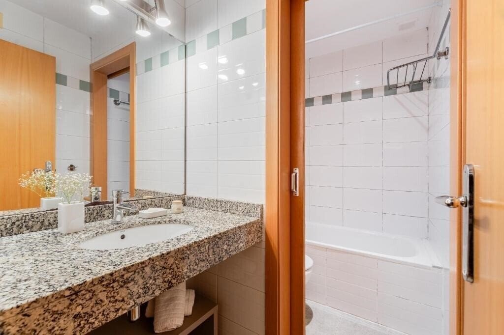 Вид Mh Apartments Opera Rambla 3*