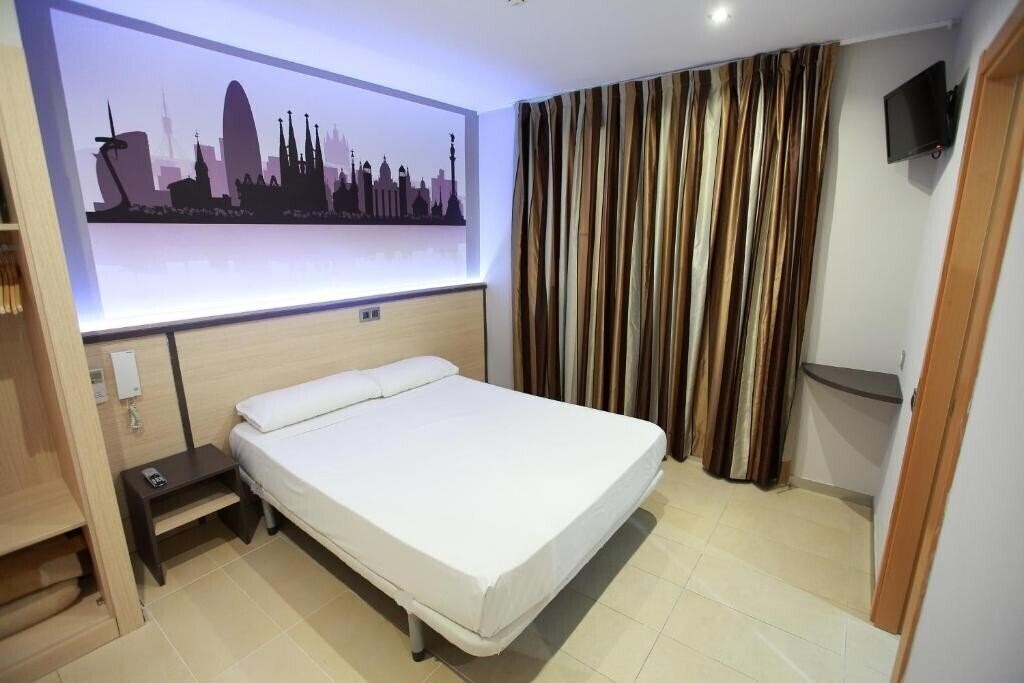 Вид Hostal Las Flores 2*