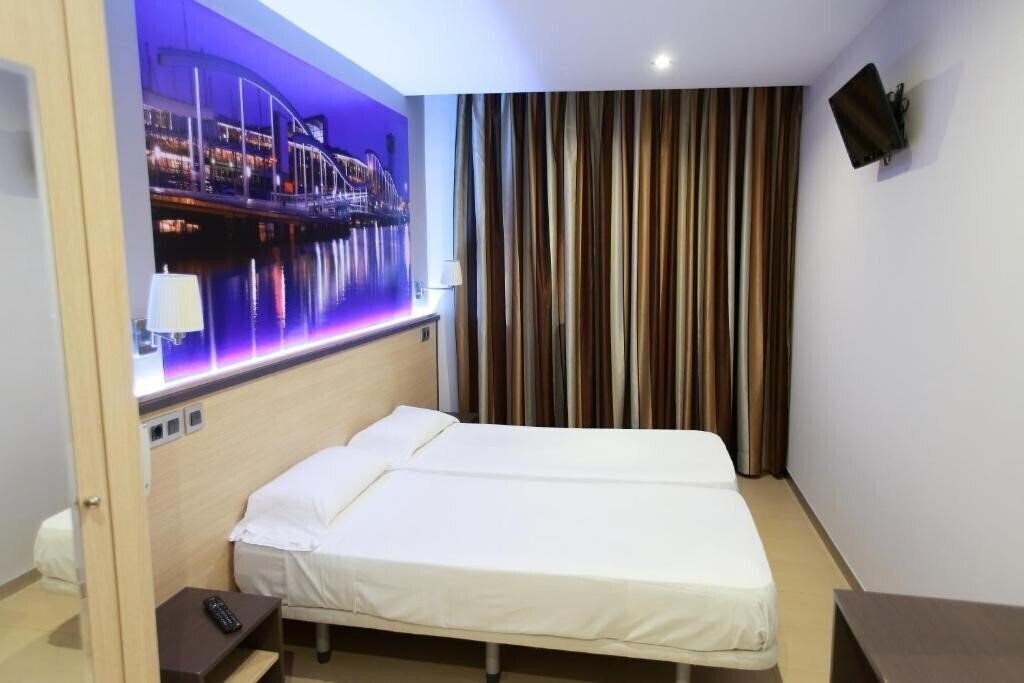 Апартаменти Hostal Las Flores 2*