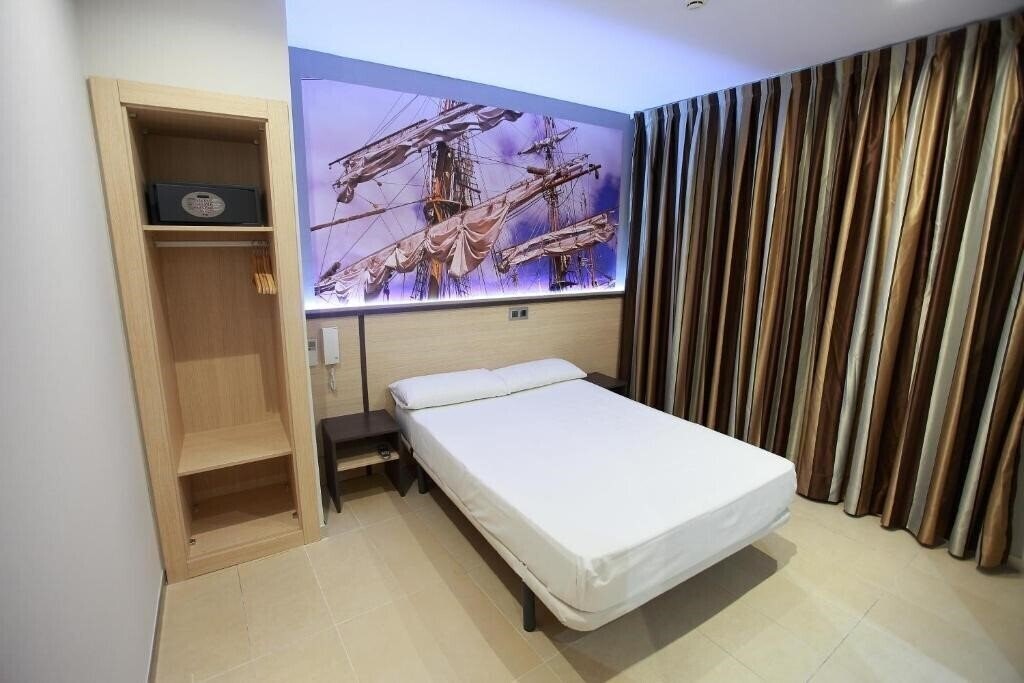 Фото Hostal Las Flores 2*