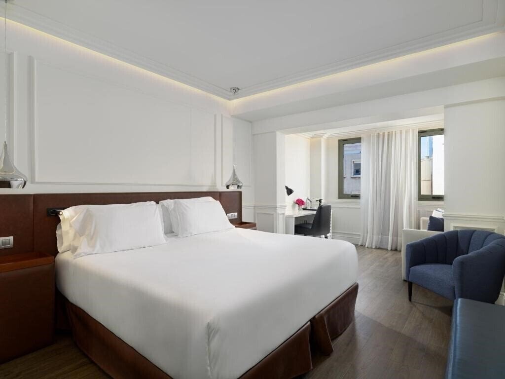 Фото H10 Universitat 4*