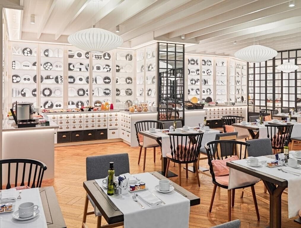 Изображение H10 Universitat 4*