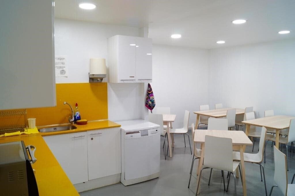 Территория Alberguinn Youth Hostel 1*