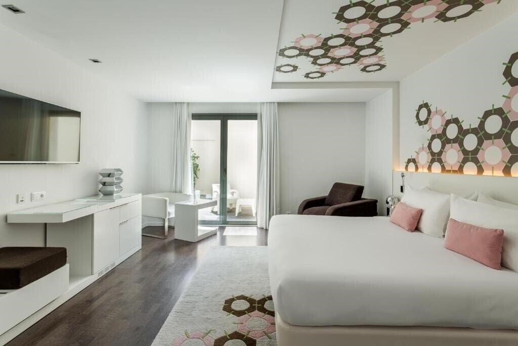 Готель Room Mate Carla 4*