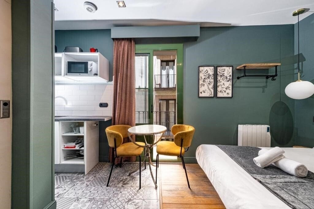 Отель Ainb Born Damas 3*