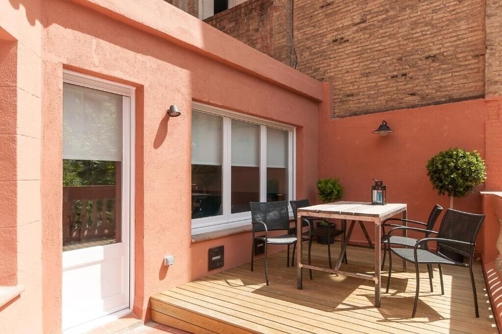 Панорама Weflating Suites Sant Antoni Market 4*