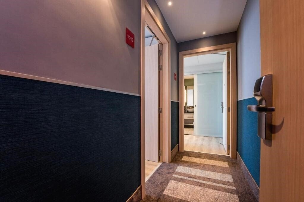 Панорама Leonardo Royal Barcelona Fira 4*