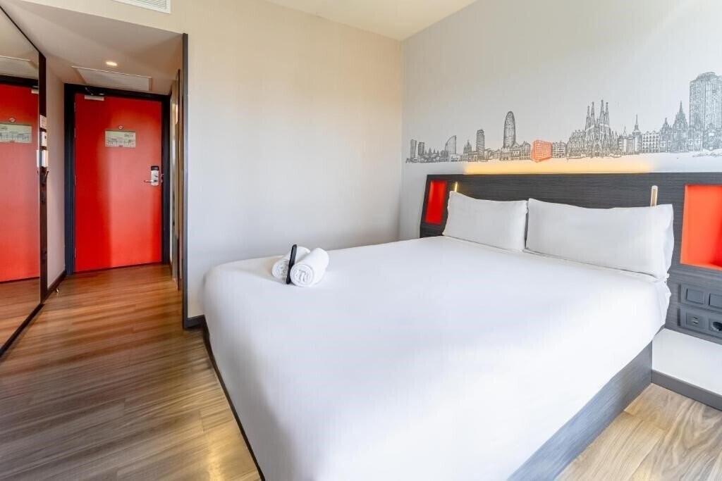 Фотографія Easyhotel Barcelona Fira 1*