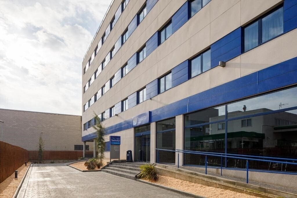 Територія Travelodge Barcelona Fira 3*