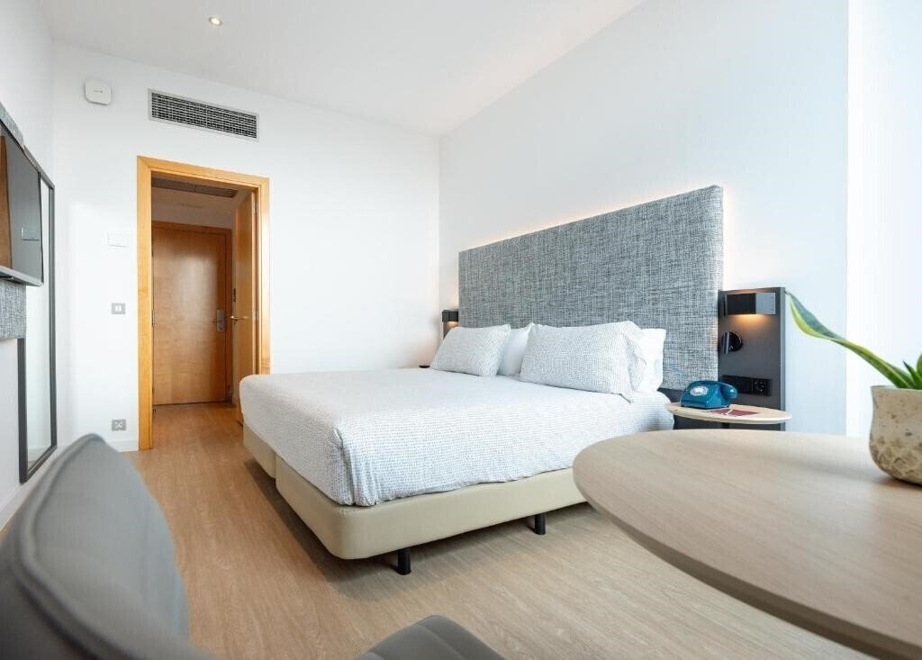 Готель INNSiDE by Melia Barcelona Aeropuerto 4*