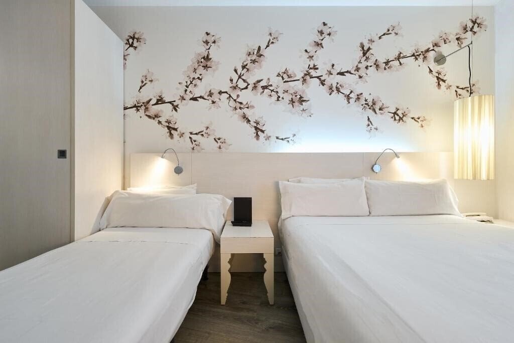 Апартаменты Hesperia Ramblas 3*