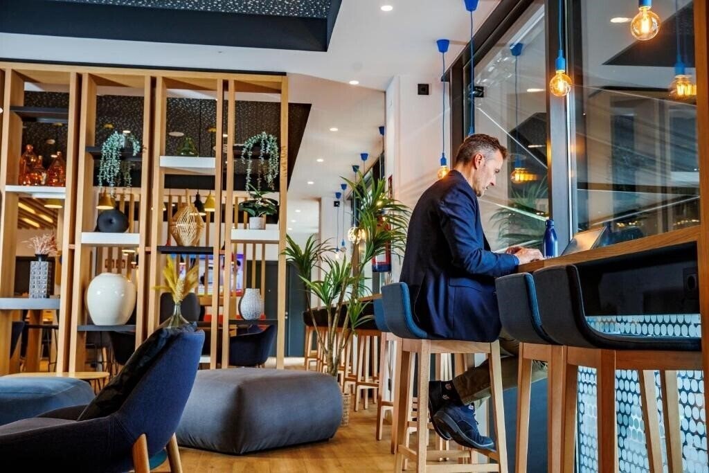 Апартаменти Holiday Inn Express Bilbao 3*