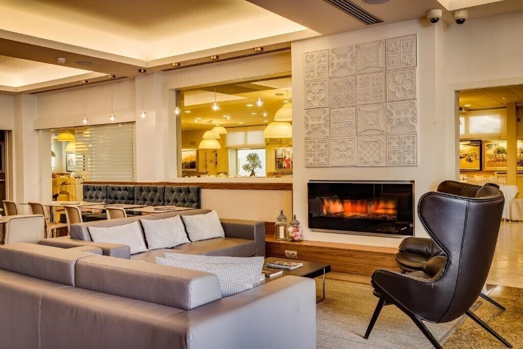 Территория Hotel Pirineos 4*