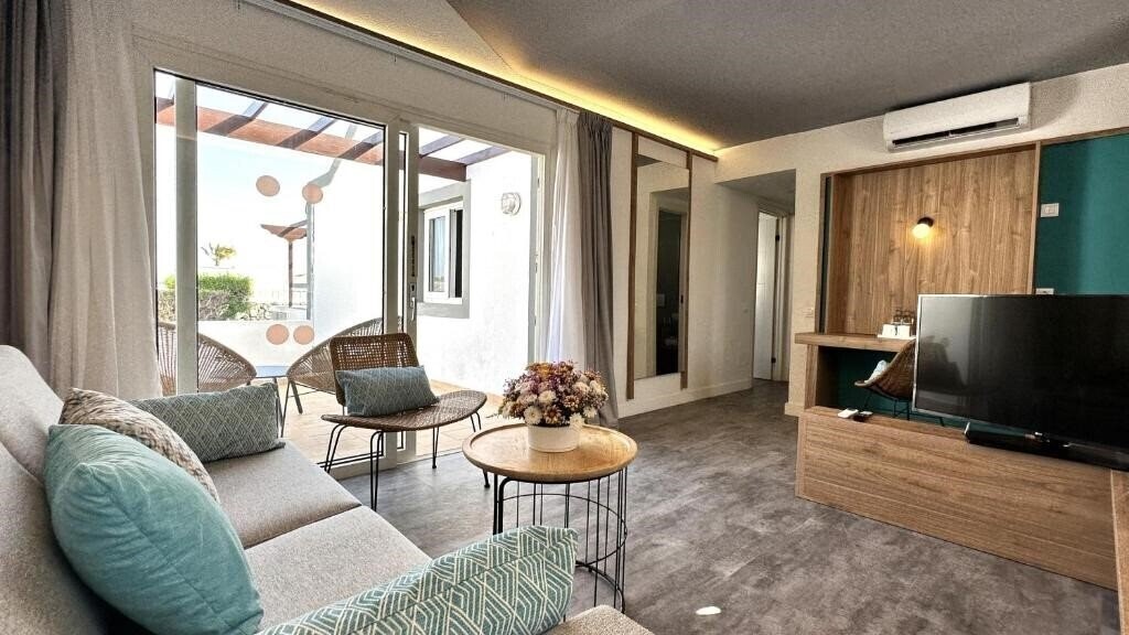 Апартаменти Club Caleta Dorada 3*