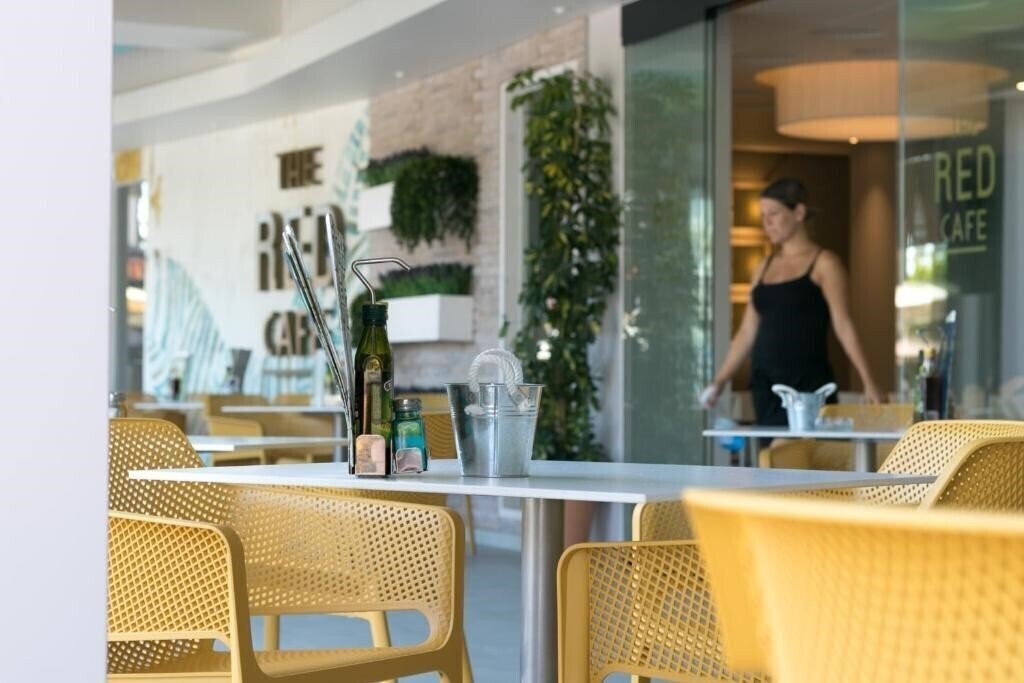 Панорама The Red Hotel By Ibiza Feeling 2*