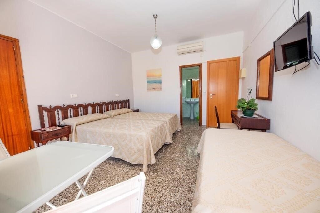 Апартаменти Hostal Santa Eulalia 2*