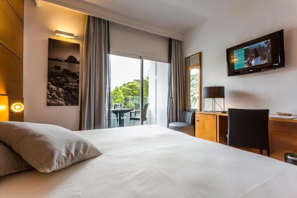 Территория Fiesta Cala Llonga 3*