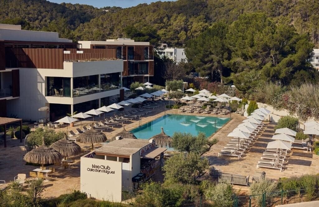 Готель The Club Cala San Miguel Hotel Ibiza, Curio Collection by Hilton 5*