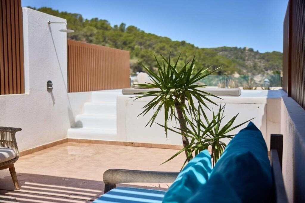 Територія The Club Cala San Miguel Hotel Ibiza, Curio Collection by Hilton 5*
